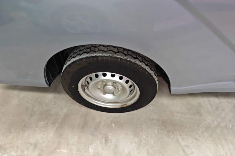 Used Wuling Yangguang 2024 300KM Comfort Version Passenger Van 75kW Right Rear Wheel Hub