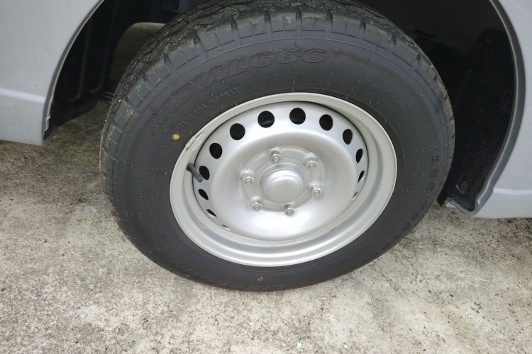 Used Wuling Yangguang 2024 300KM Comfort Version Passenger Van 75kW Right Rear Wheel Hub