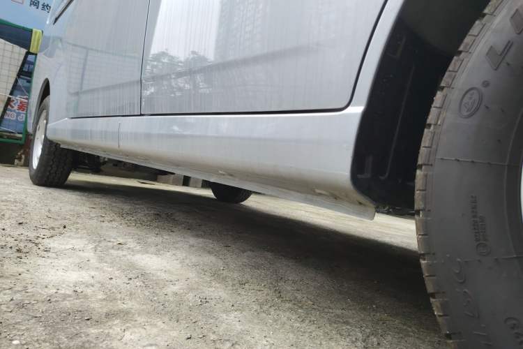 Used Wuling Yangguang 2024 300KM Comfort Version Passenger Van 75kW Right Side Sill
