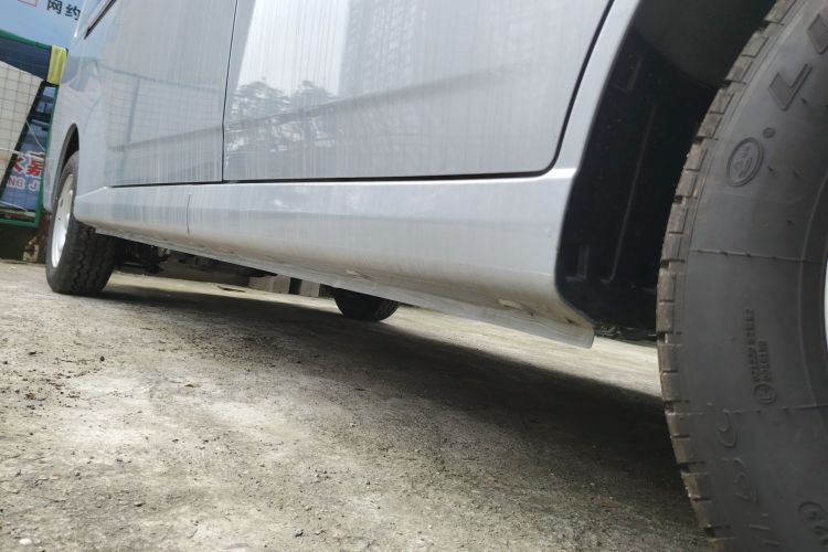 Used Wuling Yangguang 2024 300KM Comfort Version Passenger Van 75kW Right Side Sill
