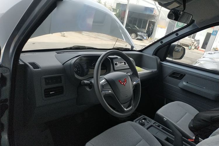 Used Wuling Yangguang 2024 300KM Comfort Version Passenger Van 75kW Steering Wheel