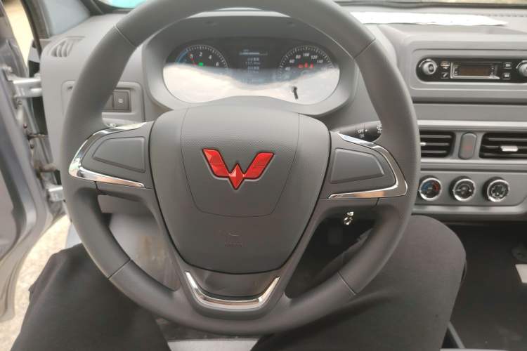Used Wuling Yangguang 2024 300KM Comfort Version Passenger Van 75kW Steering Wheel