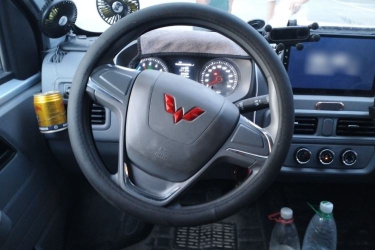 Used Wuling Yangguang 2024 300KM Comfort Version Passenger Van 75kW Steering Wheel