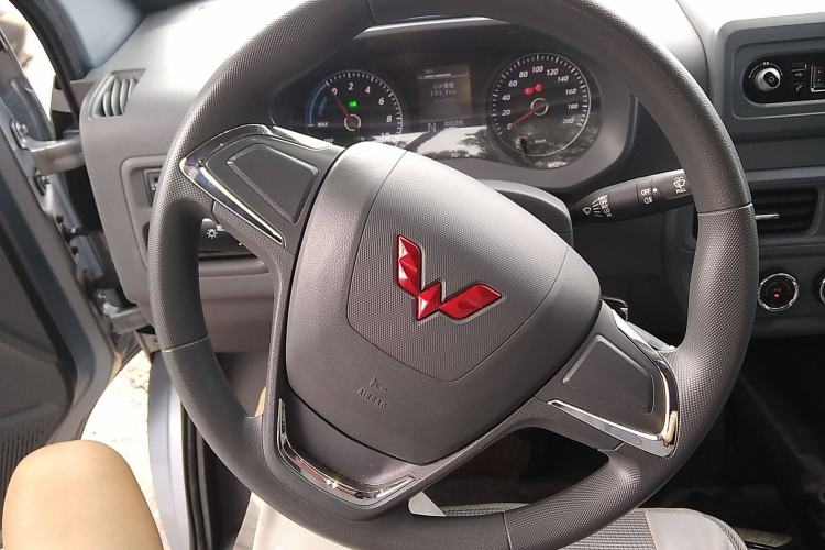 Used Wuling Yangguang 2024 300KM Comfort Version Passenger Van 75kW Steering Wheel