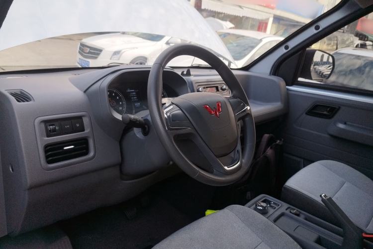Used Wuling Yangguang 2024 300KM Comfort Version Passenger Van 75kW Steering Wheel