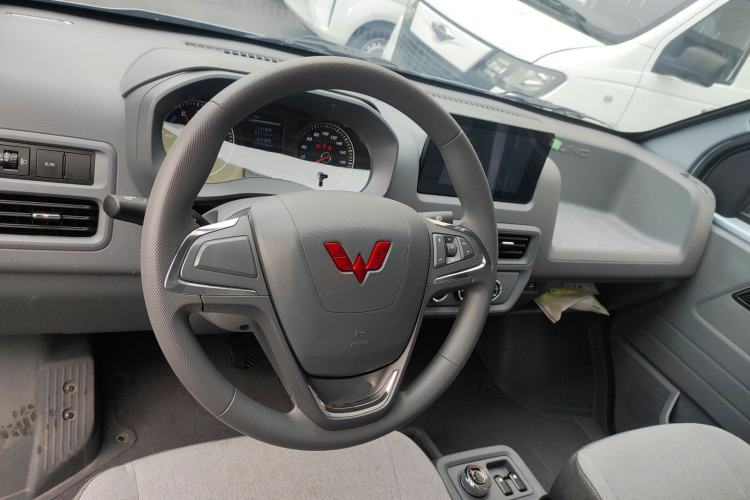Used Wuling Yangguang 2024 300km Comfort Version with Sealed Windows 75kW Steering Wheel