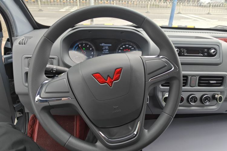Used Wuling Yangguang 2024 300KM Comfort Version Passenger Van 75kW Steering Wheel