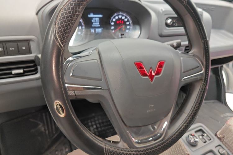Used Wuling Yangguang 2024 300KM Comfort Version Passenger Van 75kW Steering Wheel