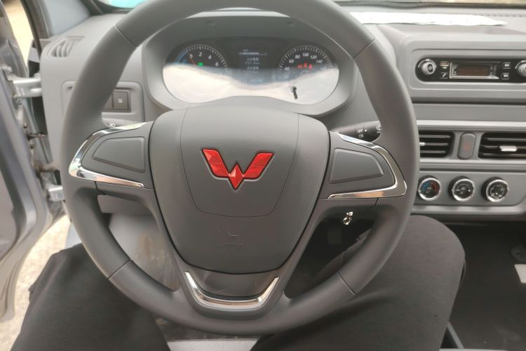 Used Wuling Yangguang 2024 300KM Comfort Version Passenger Van 75kW Steering Wheel