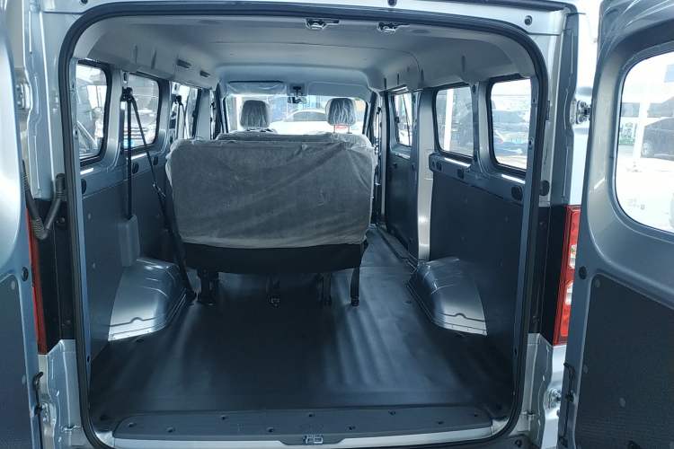 Used Wuling Yangguang 2024 300KM Comfort Version Passenger Van 75kW Trunk