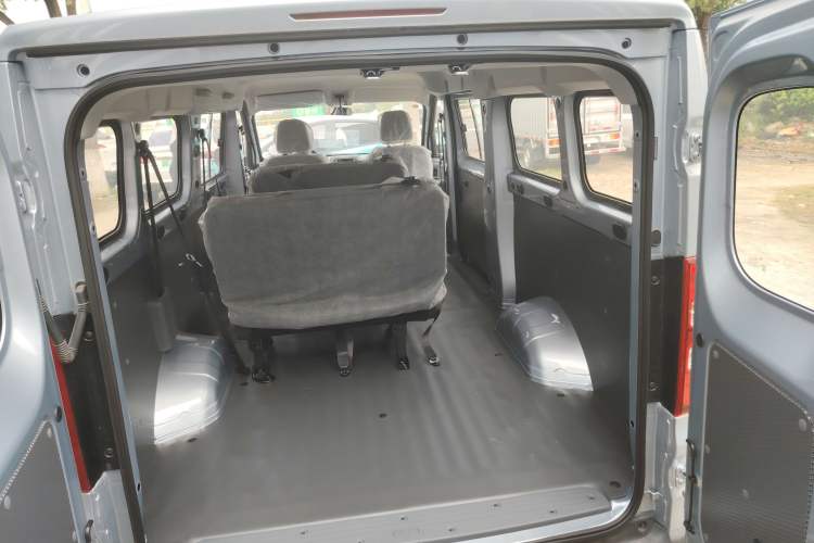 Used Wuling Yangguang 2024 300KM Comfort Version Passenger Van 75kW Trunk