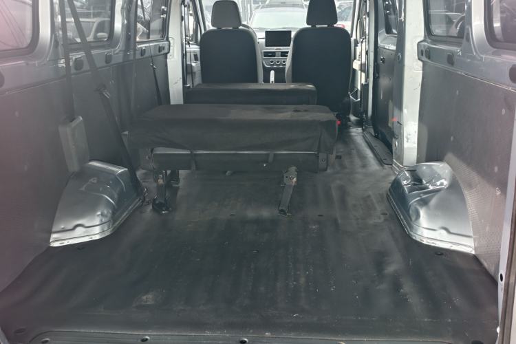 Used Wuling Yangguang 2024 300KM Comfort Version Passenger Van 75kW Trunk