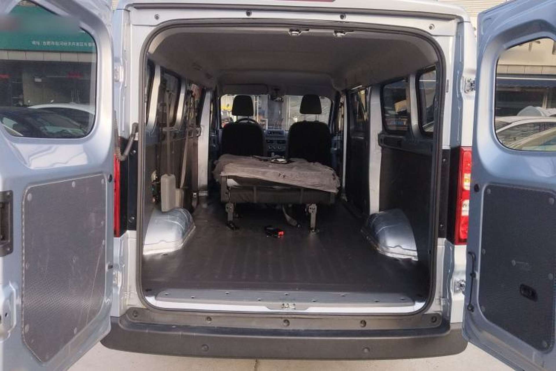 Used Wuling Yangguang 2024 300KM Comfort Version Passenger Van 75kW Trunk