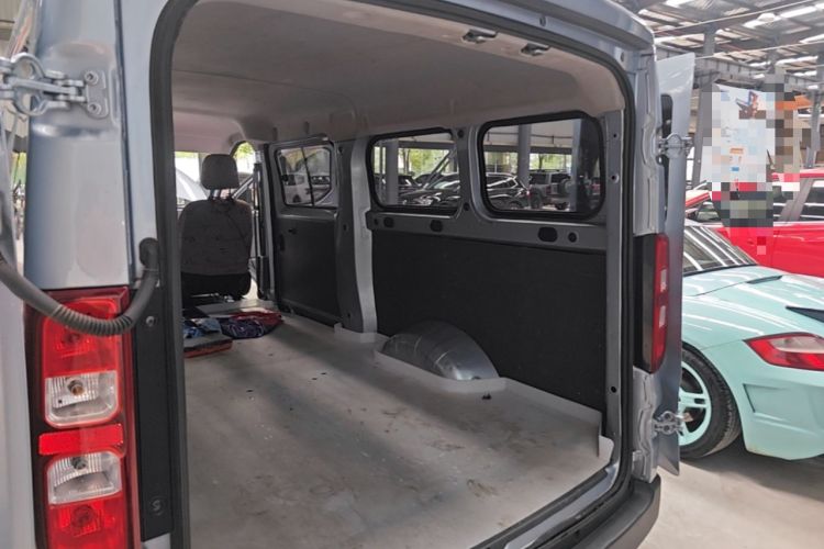 Used Wuling Yangguang 2024 300KM Comfort Version Passenger Van 75kW Trunk