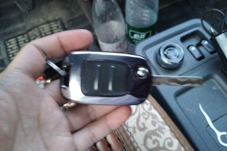 Used Wuling Yangguang 2024 300KM Comfort Version Passenger Van 75kW Vehicle Key