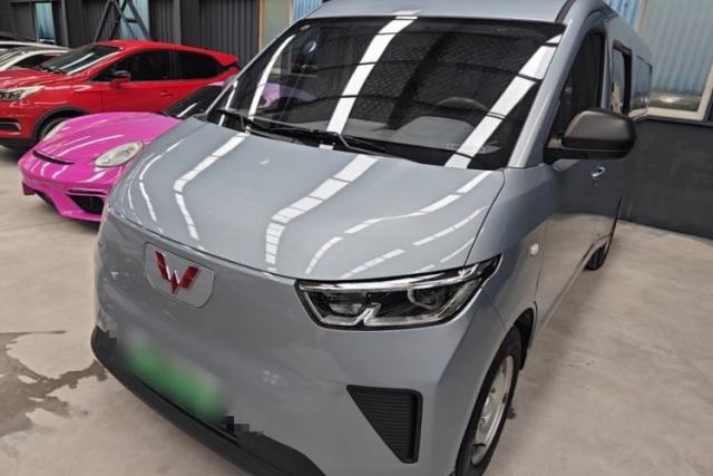 Used Wuling Yangguang 2024 300KM Comfort Version Passenger Van 75kW