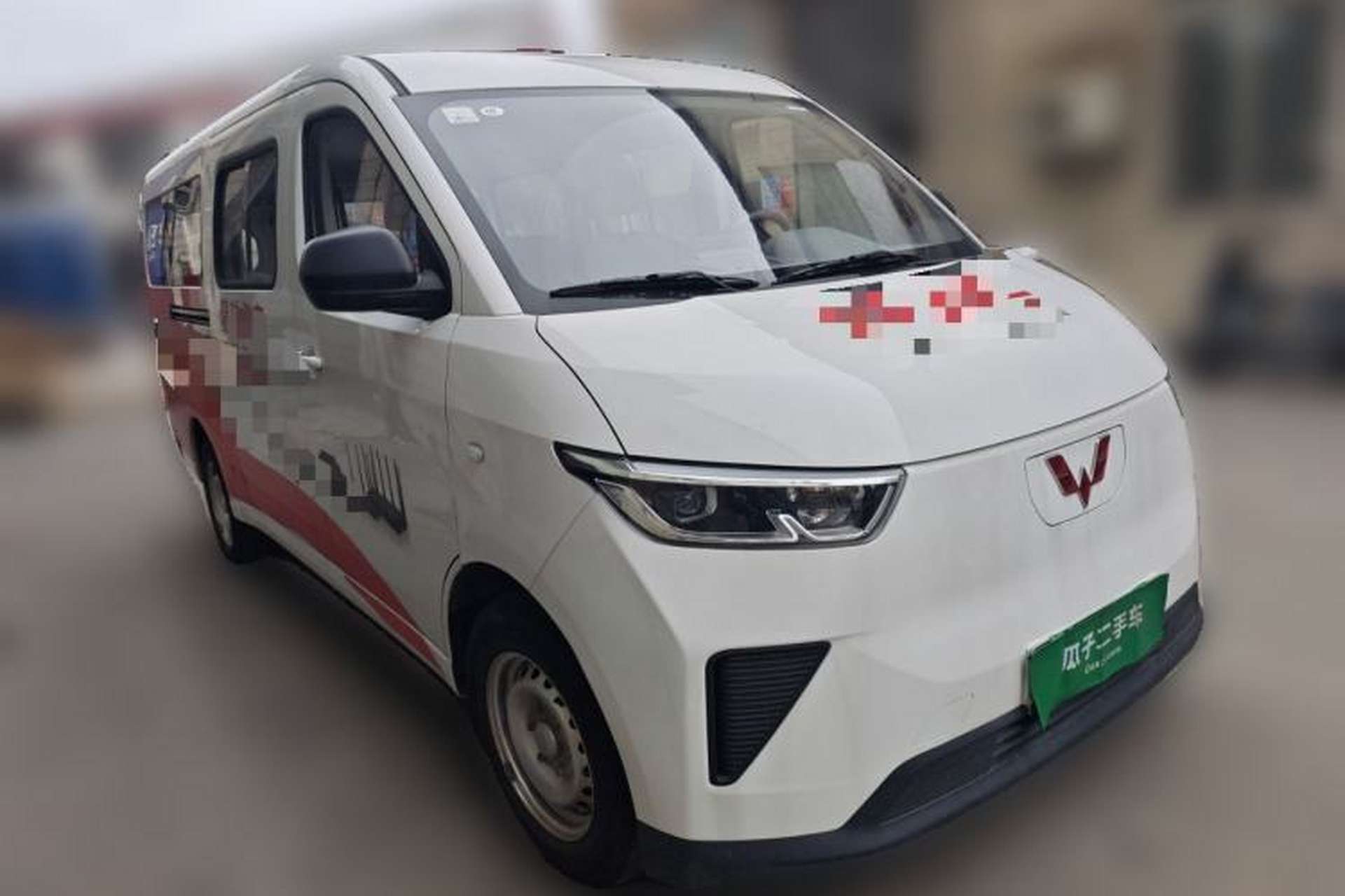 Used Wuling Yangguang 2024 300km Comfort-Grade Passenger Van 60kW Exterior 2