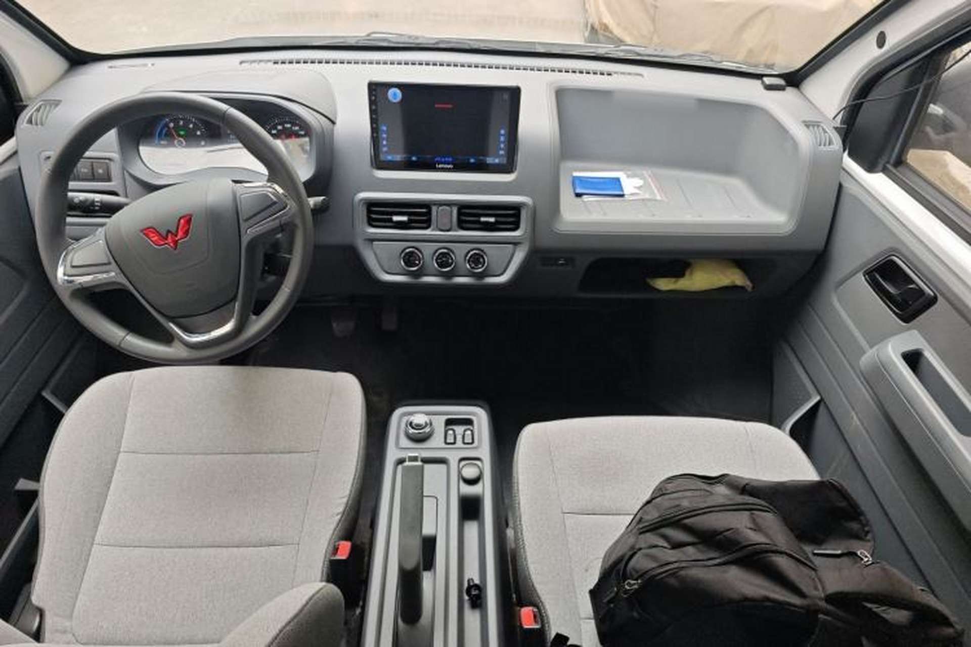 Used Wuling Yangguang 2024 300km Comfort-Grade Passenger Van 60kW Interior 2