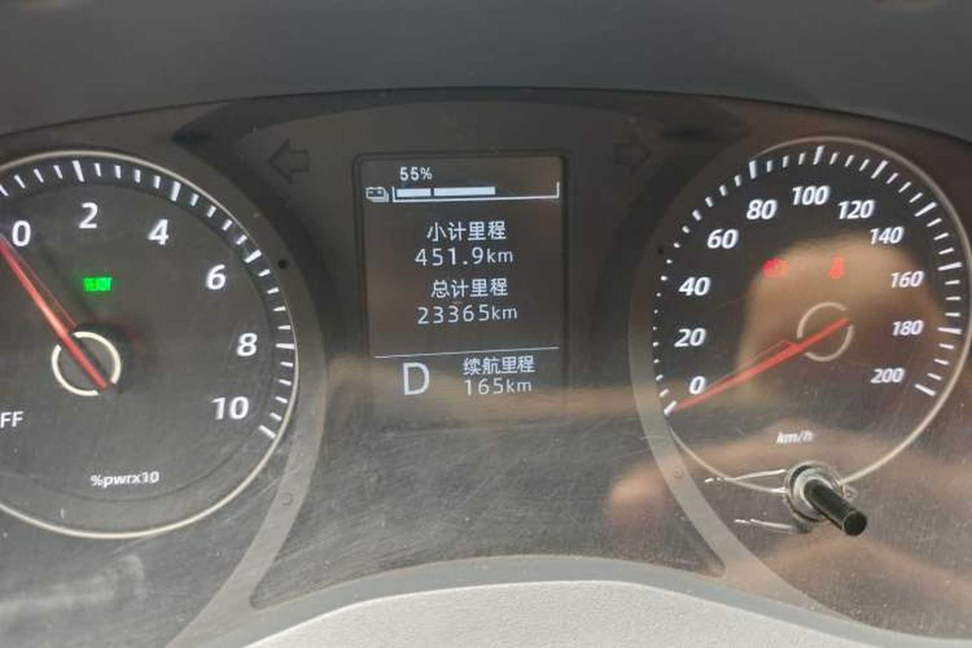 Used Wuling Yangguang 2024 300km Comfort-Grade Passenger Van 60kW Odometer Close Up