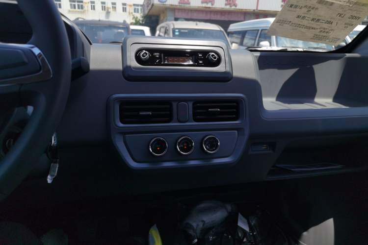 Used Wuling Yangguang 2024 300KM Comfort Version Passenger Van 75kW Audio And AC Panel