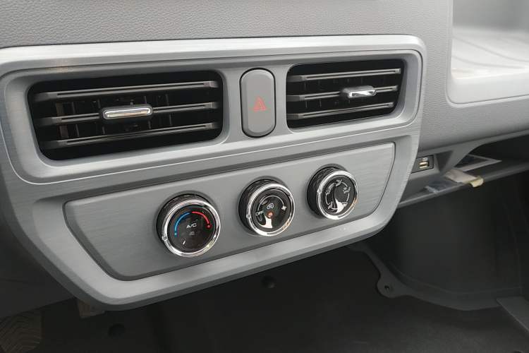 Used Wuling Yangguang 2024 300KM Comfort Version Passenger Van 75kW Audio And AC Panel