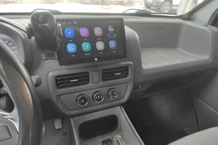 Used Wuling Yangguang 2024 300KM Comfort Version Passenger Van 75kW Audio And AC Panel