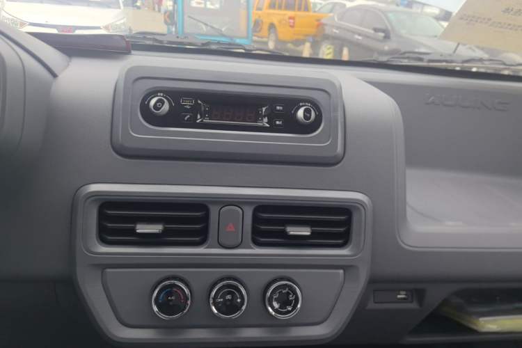 Used Wuling Yangguang 2024 300KM Comfort Version Passenger Van 75kW Audio And AC Panel