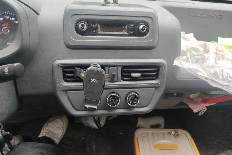 Used Wuling Yangguang 2024 300KM Comfort Version Passenger Van 75kW Audio And AC Panel
