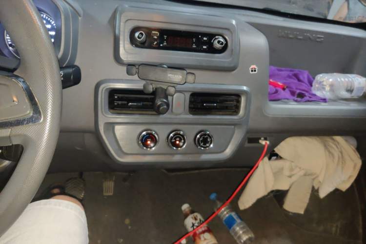Used Wuling Yangguang 2024 300km Comfort-Grade Passenger Van 60kW Audio And AC Panel