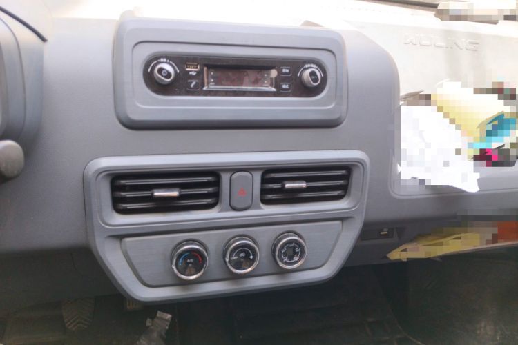 Used Wuling Yangguang 2024 300KM Comfort Version Passenger Van 75kW Audio And AC Panel