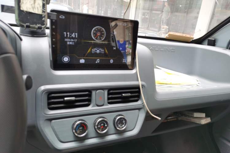 Used Wuling Yangguang 2024 300KM Comfort Version Passenger Van 75kW Audio And AC Panel