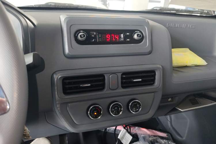 Used Wuling Yangguang 2024 300KM Comfort Version Passenger Van 75kW Audio And AC Panel