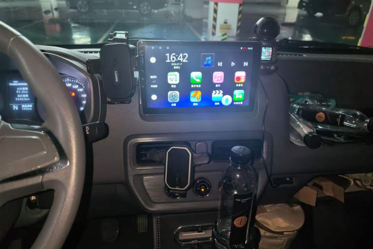 Used Wuling Yangguang 2024 300KM Comfort Version Passenger Van 75kW Audio And AC Panel