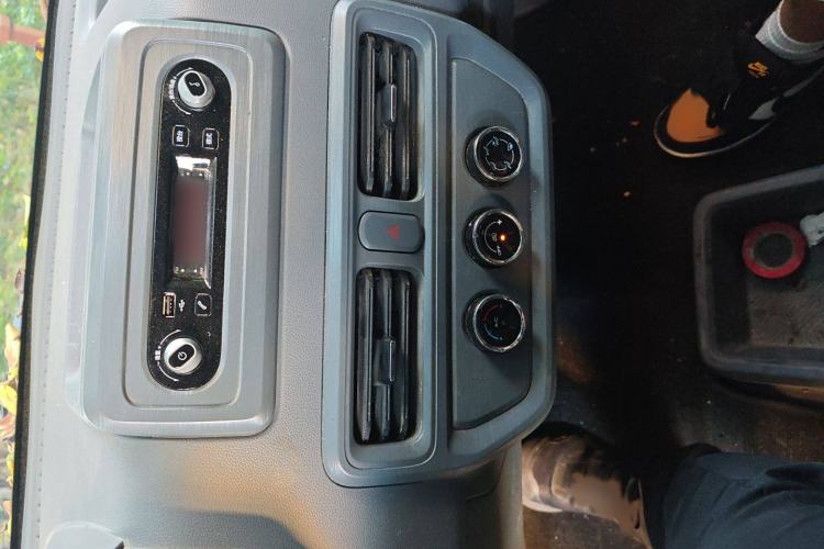 Used Wuling Yangguang 2024 300km Comfort-Grade Passenger Van 60kW Audio And AC Panel