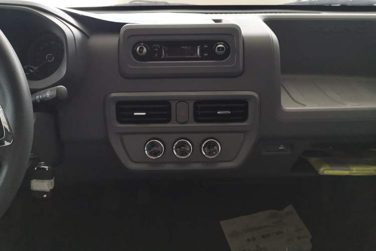 Used Wuling Yangguang 2024 300KM Comfort Version Passenger Van 75kW Audio And AC Panel