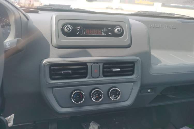 Used Wuling Yangguang 2024 300KM Comfort Version Passenger Van 75kW Audio And AC Panel