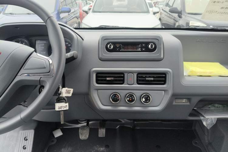 Used Wuling Yangguang 2024 300KM Comfort Version Passenger Van 75kW Audio And AC Panel