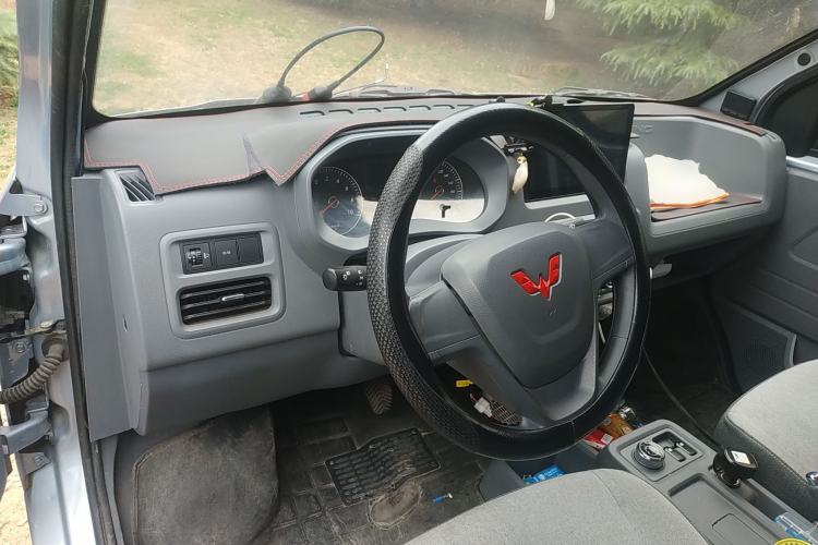 Used Wuling Yangguang 2024 300km Range Practical Window-Sealed Version 60kW Center Console