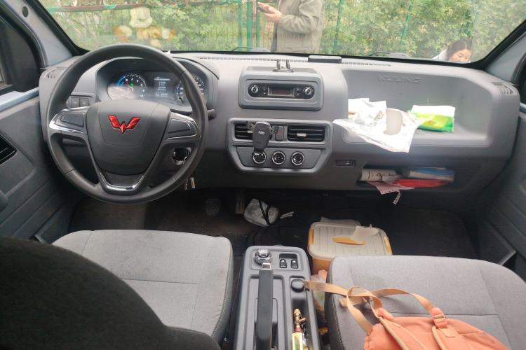 Used Wuling Yangguang 2024 300KM Comfort Version Passenger Van 75kW Center Console