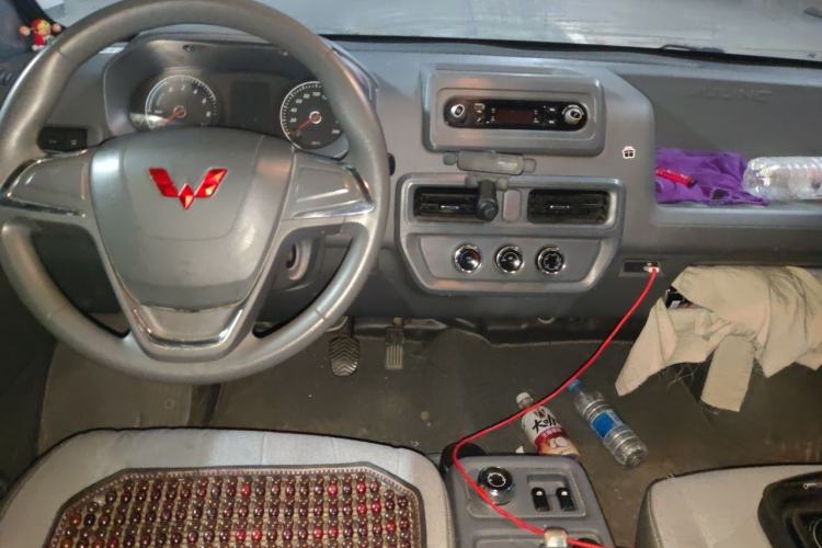 Used Wuling Yangguang 2024 300km Comfort-Grade Passenger Van 60kW Center Console