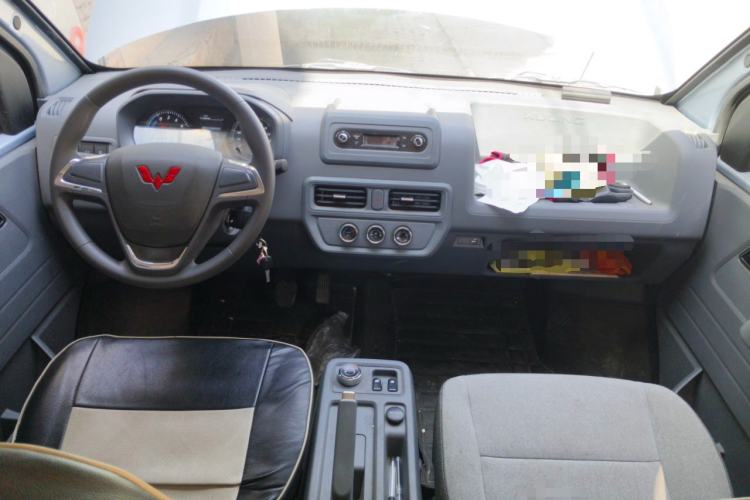 Used Wuling Yangguang 2024 300KM Comfort Version Passenger Van 75kW Center Console
