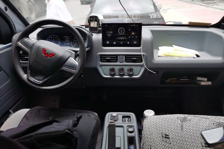 Used Wuling Yangguang 2024 300KM Comfort Version Passenger Van 75kW Center Console