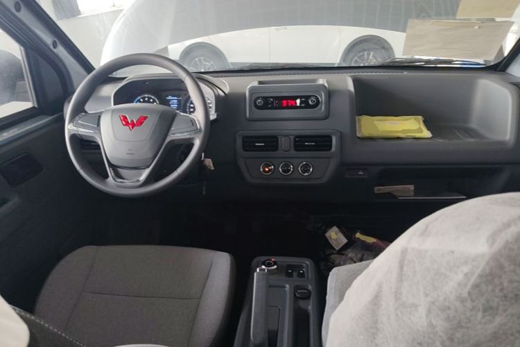 Used Wuling Yangguang 2024 300KM Comfort Version Passenger Van 75kW Center Console