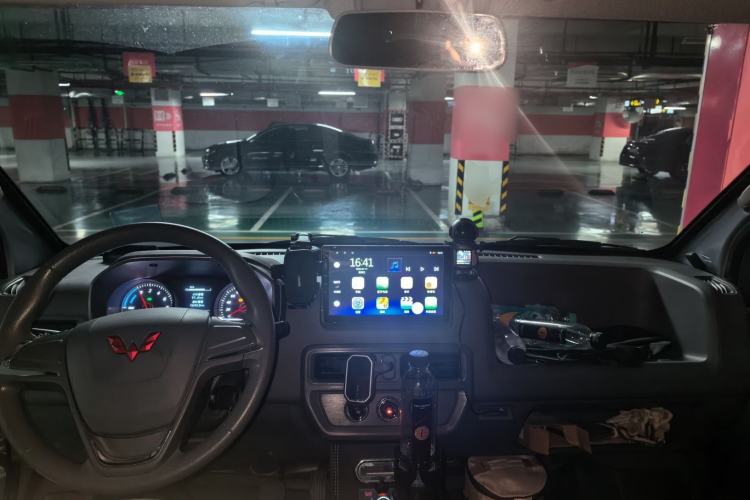 Used Wuling Yangguang 2024 300KM Comfort Version Passenger Van 75kW Center Console