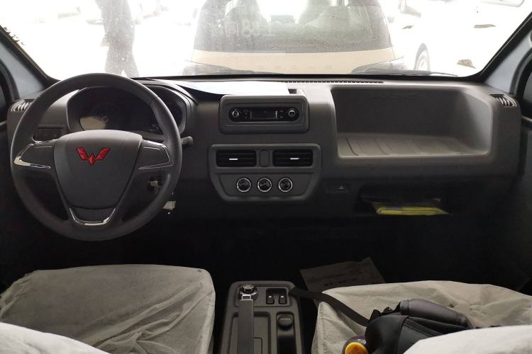 Used Wuling Yangguang 2024 300KM Comfort Version Passenger Van 75kW Center Console