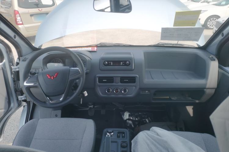 Used Wuling Yangguang 2024 300KM Comfort Version Passenger Van 75kW Center Console