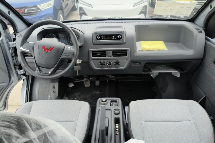 Used Wuling Yangguang 2024 300KM Comfort Version Passenger Van 75kW Center Console