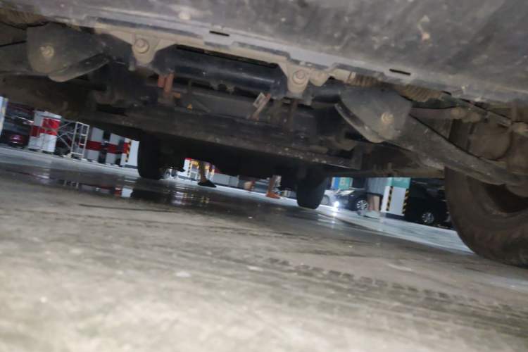 Used Wuling Yangguang 2024 300km Comfort-Grade Passenger Van 60kW Chassis Front