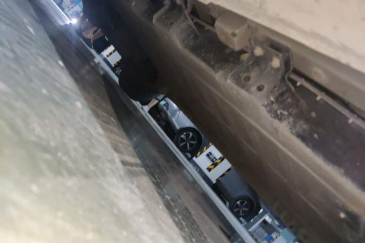Used Wuling Yangguang 2024 300km Comfort-Grade Passenger Van 60kW Chassis Front Right
