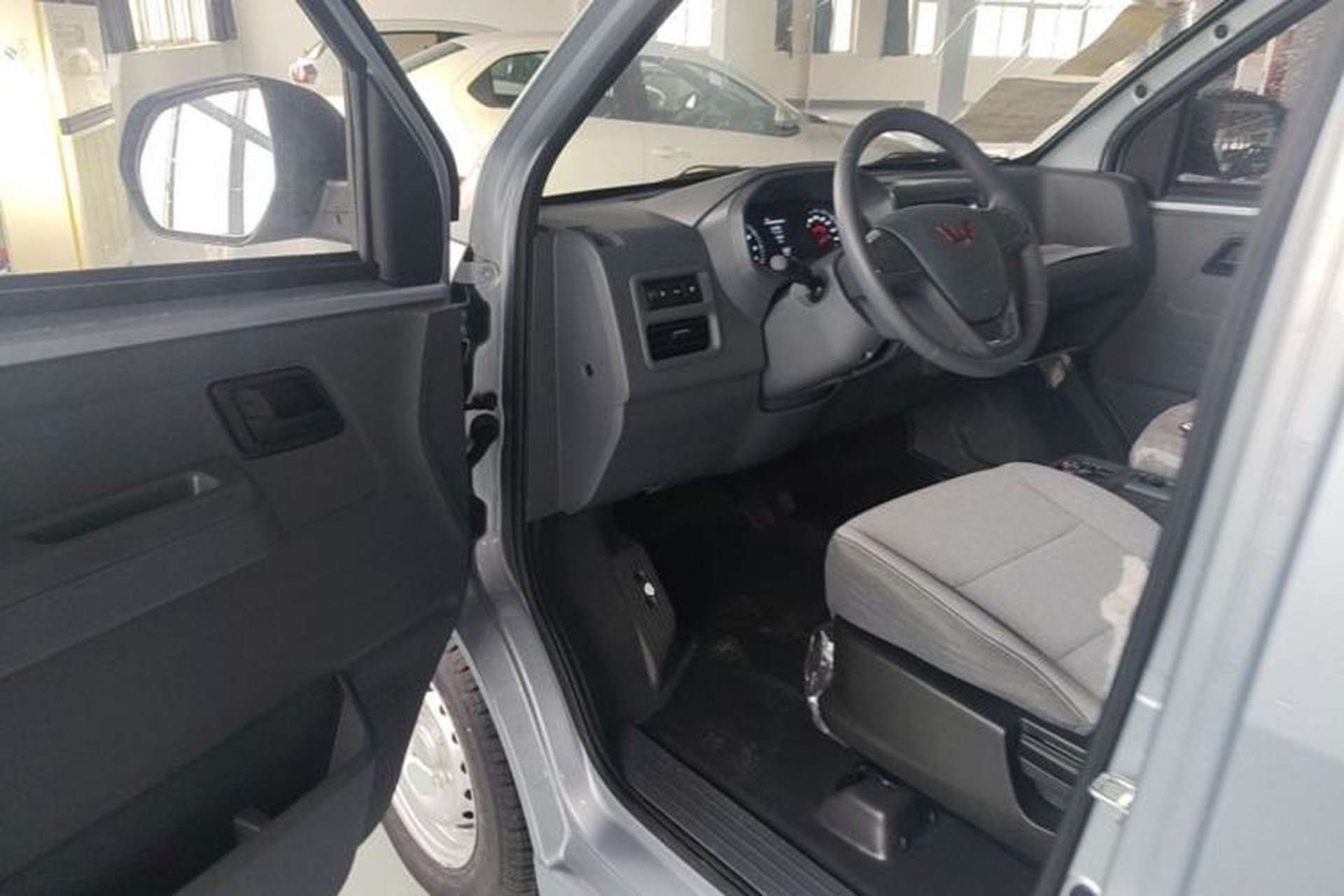 Used Wuling Yangguang 2024 300KM Comfort Version Passenger Van 75kW Driver Seat